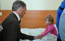Фото 3: Німецький хірург Клаус Екснер вдруге цьогоріч проведе у Львові низку операцій для дітей та дорослих