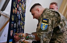 Фото 5: 25-літній Герой України Юрій Жуковець зі Львова подарував місту кулю, якою росіяни намагались його вбити (відео)