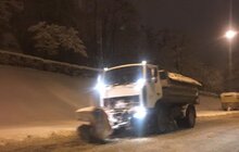 Фото 4: Станом на 07.00 год ранку в місті працювало 73 одиниці снігоприбиральної техніки