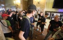 Фото 12: Невідомі особи виламали двері до міської ратуші та ввірвались всередину