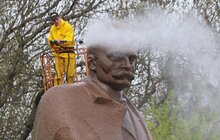 Фото 2: Площу перед ЛНУ та пам’ятник Іванові Франку чистять приладами високого тиску у межах загальноміської кампанії «З нами місто розквітає»