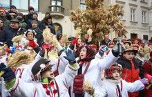 Фото 1: У переддень Різдва у Львові встановили Різдвяного Дідуха