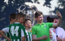 Фото 9: У сквері «На Валах» виставили футбольні трофеї Ліги чемпіонів УЄФА