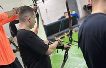 Фото 6: Терапія стрільбою: пацієнти центру НЕЗЛАМНІ стріляють з лука, аби зміцнити м’язи тіла