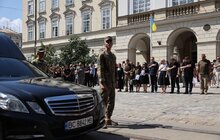 Фото 11: Похорон Ірини Фаріон: на Личаківському кладовищі у Львові зібралось кілька тисяч людей (фото, відео)