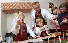 Фото 2: Мер Львова зі сім’єю долучився до майстер-класу з виготовлення свічки власноруч