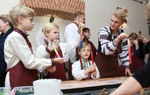 Фото 5: Мер Львова зі сім’єю долучився до майстер-класу з виготовлення свічки власноруч