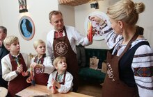 Фото 6: Мер Львова зі сім’єю долучився до майстер-класу з виготовлення свічки власноруч