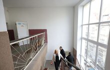 Фото 15: Чотири місяці після ракетного обстрілу на вул. Коновальця: учні вчаться у своїх класах, домівки мешканців відновлюють (відео)