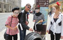 Фото 2: У Львові діти разом із соціальними фахівцями  образах мімів боролися проти куріння