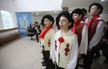 Фото 1: Мер Львова відвідав Фабрику св. Миколая і залишив подарунки дітям, а також попросив, щоб усім дітям цього року Миколай приніс книжки