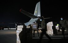Фото 13: До Львова прибули медичне обладнання та тести на коронавірус, придбані в Китаї