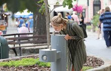 Фото 1: На площі Ринок запрацював питний фонтанчик