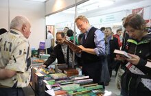 Фото 17: Мер Львова другий день поспіль відвідує книжковий форум та отримав чимало автографів авторів видань