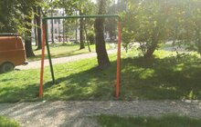 Фото 1: У сквері біля Собору Святого Юра завершують облаштування дитячого майданчика