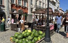 Фото 1: Сезонні фрукти, ягоди і крафтові товари: що можна купити на фермерському ярмарку на площі Ринок