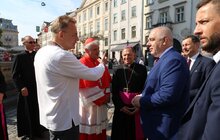 Фото 5: Кардинал Конрад Краєвський залишив запис у Книзі почесних гостей Львова
