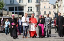 Фото 7: Кардинал Конрад Краєвський залишив запис у Книзі почесних гостей Львова