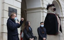 Фото 15: У Львові відзначають День студента: левів біля Ратуші одягли у мантії