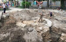 Фото 1: Під час розкопок території під фонтаном «Кульбаба» виявлено «мури»: наразі з’ясовують походження знахідки