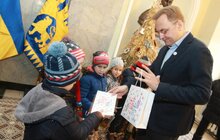 Фото 4: Діти передали міському голові Львова еко-ялинку