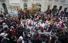 Фото 8: В переддень Різдва у Львові встановили Різдвяного Дідуха