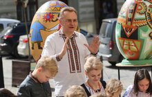 Фото 7: Мер Львова з родиною взяв участь в майстер-класі з розпису писанок