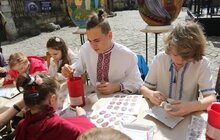 Фото 9: Мер Львова з родиною взяв участь в майстер-класі з розпису писанок