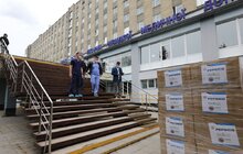 Фото 9: Благодійники передали 4 000 комплектів засобів захисту для медиків лікарні швидкої допомоги