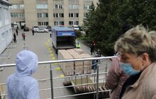 Фото 12: Благодійники передали 4 000 комплектів засобів захисту для медиків лікарні швидкої допомоги