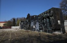 Фото 8: На Монументі Слави розпочали демонтовувати барельєфи