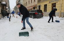 Фото 4: Працівники Львівської мерії долучились до прибирання міста від снігу