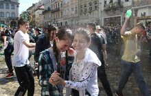 Фото 2: Сьогодні на площі Ринок у Львові влаштували «Поливаний понеділок»