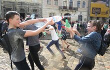Фото 3: Сьогодні на площі Ринок у Львові влаштували «Поливаний понеділок»
