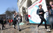 Фото 18: Сьогодні на площі Ринок у Львові влаштували «Поливаний понеділок»