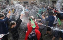 Фото 29: Сьогодні на площі Ринок у Львові влаштували «Поливаний понеділок»