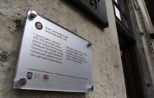 Фото 8: На фасаді будинку відкрили інформаційну таблицю Почесного Латвійського Консульства