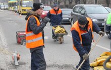 Фото 7: У всіх районах міста проводять робити з ліквідації ям на дорогах з використанням холодного асфальту