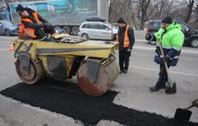 Фото 15: У всіх районах міста проводять робити з ліквідації ям на дорогах з використанням холодного асфальту