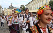 Фото 1: Центром Львова пройшов марш-парад учасників Х фестивалю «Етновир»