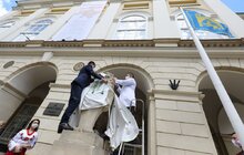 Фото 13: Медичні працівники одягнули левів перед мерією Львова у вишиванки
