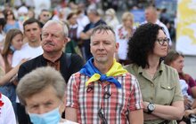 Фото 9: Біля пам’ятника Т. Шевченку капела «Дударик» заспівала Акафіст до Пресвятої Богородиці