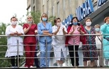 Фото 15: Сьогодні у Львові святкують День музики і День медика: на стіні лікарні швидкої медичної допомоги з виступом октету відкрили символічний мурал
