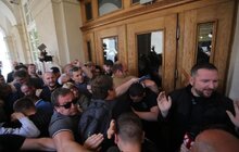 Фото 40: Невідомі особи виламали двері до міської ратуші та ввірвались всередину