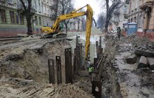 Фото 17: Триває реконструкція вул. С. Бандери: підрядник проводить роботи з облаштування колектора і водопровода