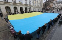 Фото 11: У центрі Львова урочисто заспівали Державний Гімн України та розгорнули синьо-жовтий стяг