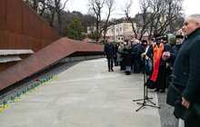 Фото 4: Сотні паперових ангеликів розмістили на Меморіалі Небесної Сотні у Львові