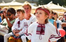 Фото 6: Дитячі колективи у День Незалежності виступають в центрі міста