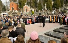 Фото 5: На Личаківському кладовищі біля могил Героїв Небесної Сотні замайорів синьо-жовтий прапор