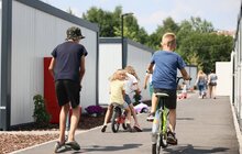 Фото 6: Рафал Дуткевич та Владика Борис Ґудзяк відвідали модульне містечко на Сихові